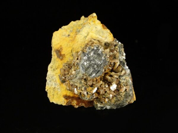 Ce sont des cristaux de cérusite associés à de la galène, la pièce vient de Nontron, c'est un échantillon pour collectionneur de minéraux.
