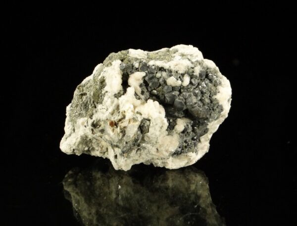 C'est une pièce de galène et de baryte de la carrière de Rochechouart, c'est une pièce pour collectionneur de minéraux.
