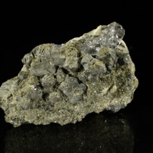 C'est une pièce de galène et de pyrite de la carrière de Rochechouart, c'est une pièce pour collectionneur de minéraux.