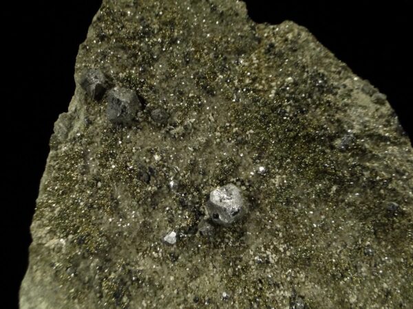 C'est une pièce de galène et de pyrite de la carrière de Rochechouart, c'est une pièce pour collectionneur de minéraux.