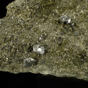 C'est une pièce de galène et de pyrite de la carrière de Rochechouart, c'est une pièce pour collectionneur de minéraux.