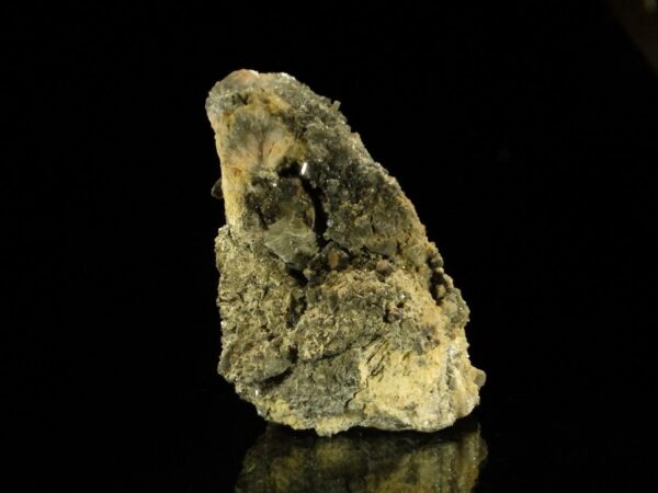 Ce sont des cristaux de pyromorphite marron sur de la baryte tabulaire, la pièce vient de la mine du Rossignol, à Chaillac, c'est un échantillon pour collectionneur de minéraux.
