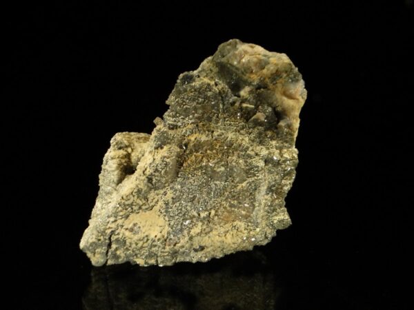 Ce sont des cristaux de pyromorphite marron sur de la baryte tabulaire, la pièce vient de la mine du Rossignol, à Chaillac, c'est un échantillon pour collectionneur de minéraux.