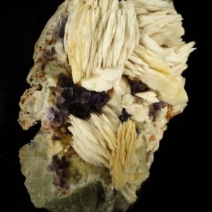 Une association de la mine de Berbes, ce sont des crètes de baryte sur fluorite et quartz, une pièce pour collectionneur de minéraux.