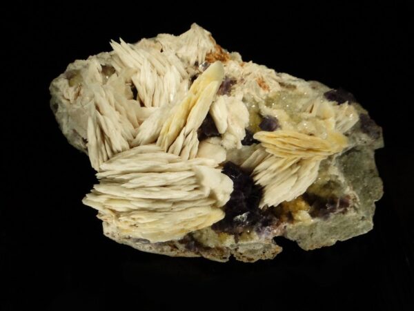 Une association de la mine de Berbes, ce sont des crètes de baryte sur fluorite et quartz, une pièce pour collectionneur de minéraux.