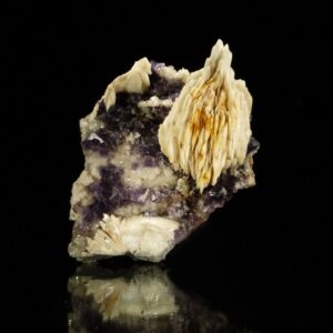 Une association de la mine de Berbes, ce sont des crètes de baryte sur fluorite et quartz, une pièce pour collectionneur de minéraux.