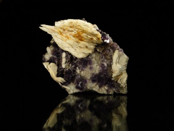 Une association de la mine de Berbes, ce sont des crètes de baryte sur fluorite et quartz, une pièce pour collectionneur de minéraux.