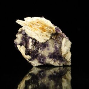 Une association de la mine de Berbes, ce sont des crètes de baryte sur fluorite et quartz, une pièce pour collectionneur de minéraux.