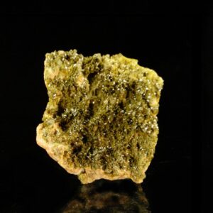 Une pièce de pyromorphite verte de la mine du Rossignol, elle est cristallisée sur ses deux faces, c'est une pièce pour collectionneur de minéraux.