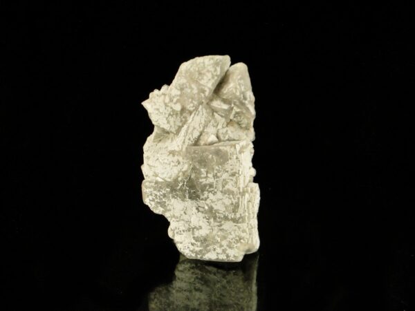 C'estun ensemble de cubes de fluorite de la mine du Rossignol, à Chaillac, c'est une pièce pour collectionneur de minéraux.