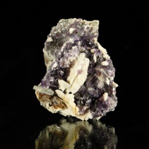 Ce sont des cristaux de fluorite et de baryte sur du quartz, la pièce vient de Berbes, dans les Asturies, c'est un échantillon pour collectionneur de minéraux.