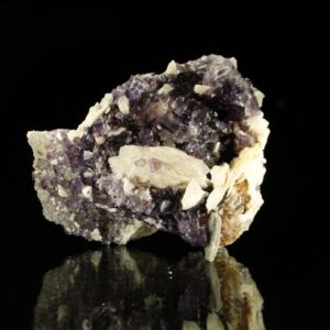 Ce sont des cristaux de fluorite et de baryte sur du quartz, la pièce vient de Berbes, dans les Asturies, c'est un échantillon pour collectionneur de minéraux.