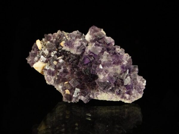 Ce sont des cristaux de fluorite et de baryte sur du quartz, la pièce vient de Berbes, dans les Asturies, c'est un échantillon pour collectionneur de minéraux.