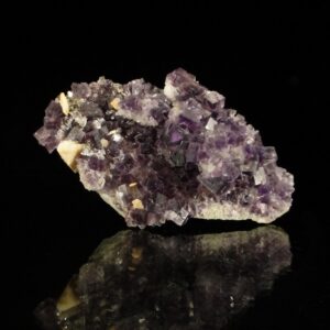 Ce sont des cristaux de fluorite et de baryte sur du quartz, la pièce vient de Berbes, dans les Asturies, c'est un échantillon pour collectionneur de minéraux.