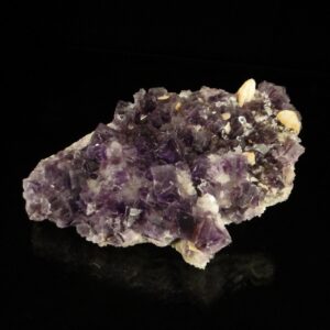 Ce sont des cristaux de fluorite et de baryte sur du quartz, la pièce vient de Berbes, dans les Asturies, c'est un échantillon pour collectionneur de minéraux.