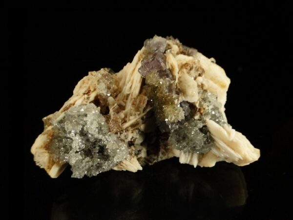 Ce sont des cristaux de fluorite et de baryte sur du quartz, la pièce vient de Berbes, dans les Asturies, c'est un échantillon pour collectionneur de minéraux.