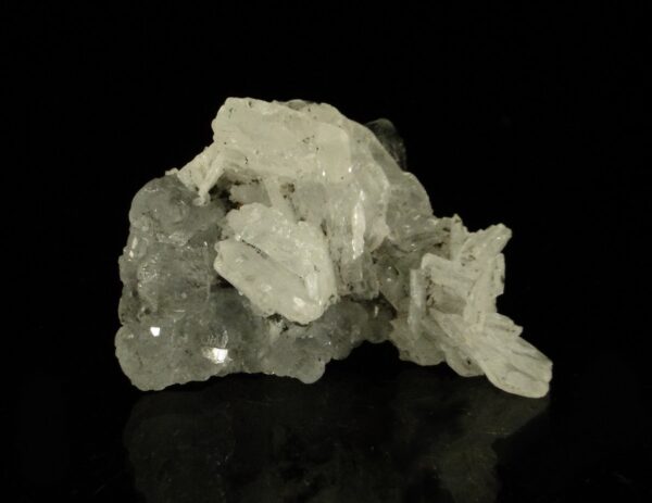 Ce sont des cubes de fluorite sur baryte, la pièce vient de la mina Emilio, dans les Asturies, c'est un échantillon pour collectionneur de minéraux.