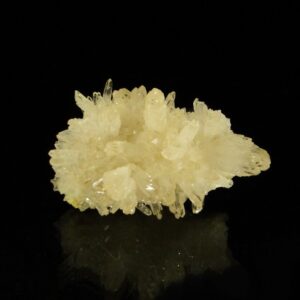 C'est un ensemble de cristaux de célestine, la pièce vient de Machow, une mine de Pologne, c'est une pièce pour collectionneur de minéraux.