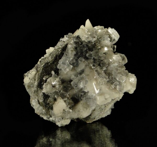 C'est un ensemble de cristaux de calcite avec de la fluorite et de la baryte, la pièce vient de la mina Emilio dans les Asturies, c'est un échantillon pour collectionneur de minéraux.
