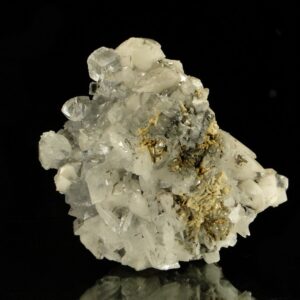 C'est un ensemble de cristaux de calcite avec de la fluorite et de la baryte, la pièce vient de la mina Emilio dans les Asturies, c'est un échantillon pour collectionneur de minéraux.
