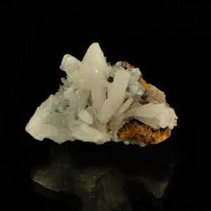 Ce sont des cristaux d'hémimorphite, ils viennent du Méxique, de la mine de Ojuela, c'est une pièce pour collectionneur de minéraux.