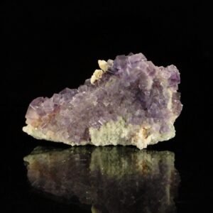 Ce sont des cristaux de fluorite sur de la baryte, c'est une pièce pour collectionneur de minéraux.