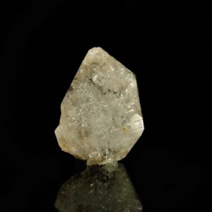 C'est un quartz à inclusion il vient de la Cabana, à Berbes, dans les Asturies en Espagne, c'est une pièce pour collectionneur de minéraux.