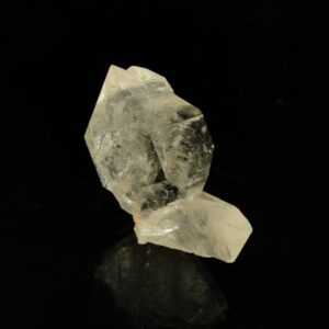 C'est un quartz à inclusion il vient de la Cabana, à Berbes, dans les Asturies en Espagne, c'est une pièce pour collectionneur de minéraux.