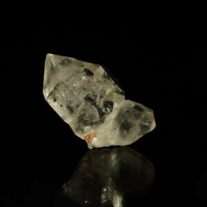 C'est un quartz à inclusion il vient de la Cabana, à Berbes, dans les Asturies en Espagne, c'est une pièce pour collectionneur de minéraux.