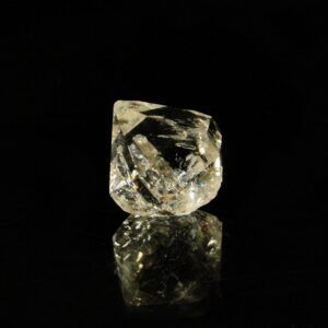 C'est un quartz à inclusion il vient de la Cabana, à Berbes, dans les Asturies en Espagne, c'est une pièce pour collectionneur de minéraux.