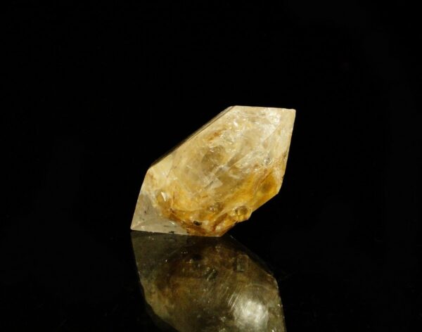 C'est un quartz à inclusion il vient de la Cabana, à Berbes, dans les Asturies en Espagne, c'est une pièce pour collectionneur de minéraux.