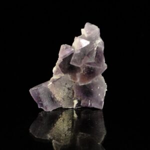 Ce sont des cristaux de fluorite sur de la baryte, c'est une pièce pour collectionneur de minéraux.