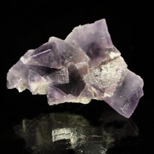 Ce sont des cristaux de fluorite sur de la baryte, c'est une pièce pour collectionneur de minéraux.