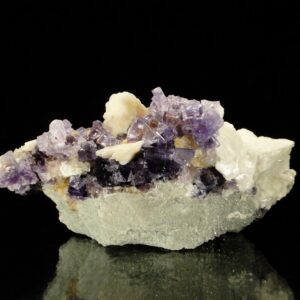 Ce sont des cristaux de fluorite sur de la baryte, c'est une pièce pour collectionneur de minéraux.