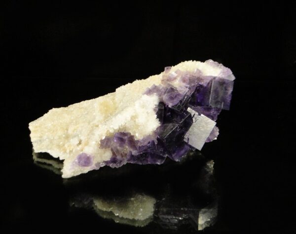 Ce sont des cristaux de fluorite sur de la baryte, c'est une pièce pour collectionneur de minéraux.