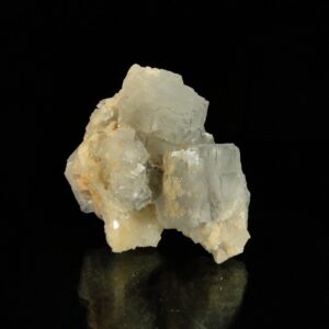 Ce sont des cubes de fluorite, la pièce vient de la mine de La Collada, c'est une pièce de pour collectionneur de minéraux.