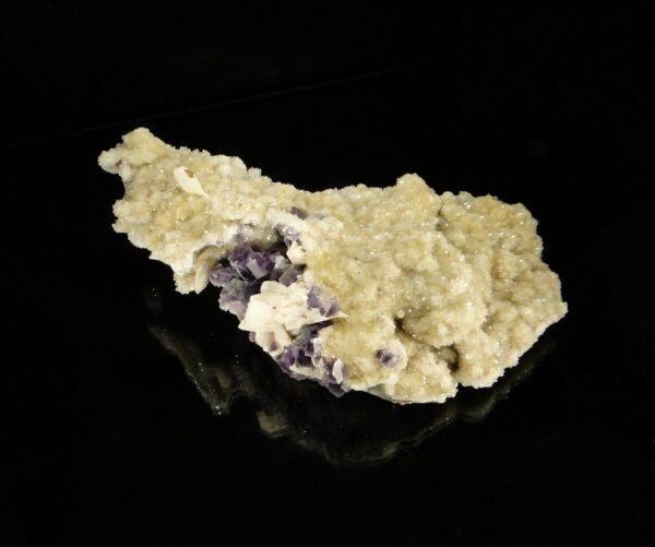 Une ensemble de baryte, fluorite sur quartz, la pièce vient de Berbes, en Espagne, c'est une pièce pour collectionneur de minéraux.