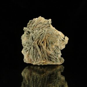 Une pièce de la mine du Rossignol, la pyrite brillante est déposée sur de la baryte crétée, c'est une pièce pour collectionneur de minéraux.