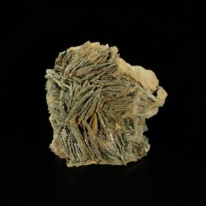 Une pièce de la mine du Rossignol, la pyrite brillante est déposée sur de la baryte crétée, c'est une pièce pour collectionneur de minéraux.