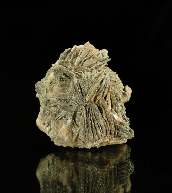 Une pièce de la mine du Rossignol, la pyrite brillante est déposée sur de la baryte crétée, c'est une pièce pour collectionneur de minéraux.