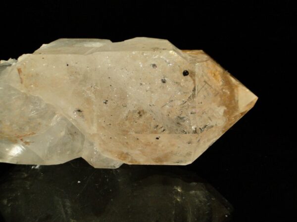 C'est une quartz biterminé à inclusions mobiles, il provient de la Cabana, Berbes, c'est une pièce pour collectionneur de minéraux.
