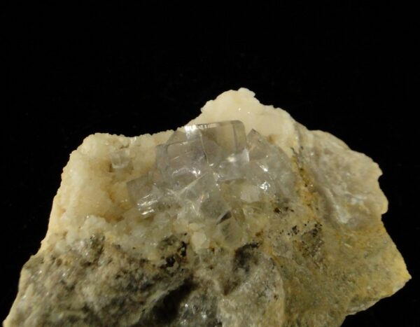 Des cubes de fluorite sur de la calcite, elle vient de la mina Emilio, c'est une pièce pour collectionneur de minéraux.