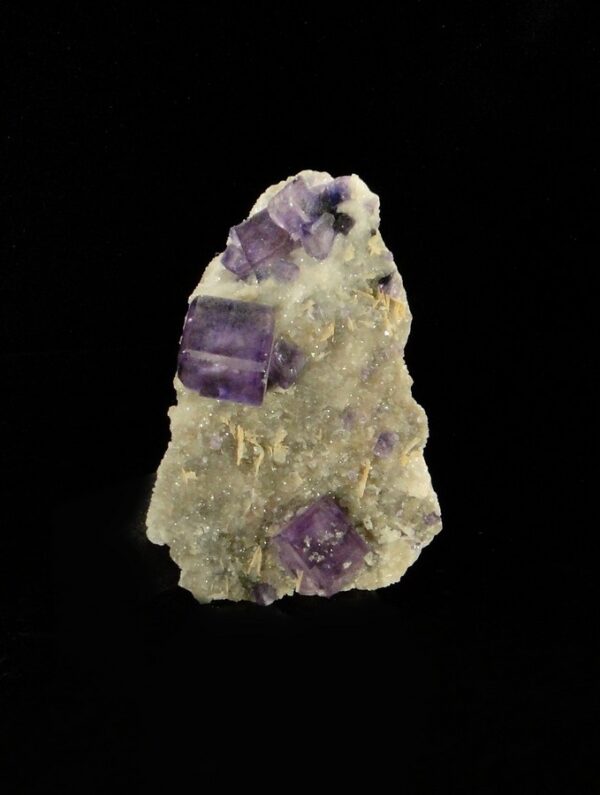 Ce sont des cubes de fluorite sur des cristaux de quartz, une pièce pour collectionneur de minéraux.