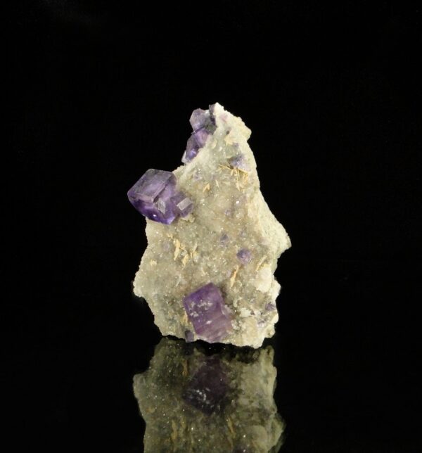 Ce sont des cubes de fluorite sur des cristaux de quartz, une pièce pour collectionneur de minéraux.