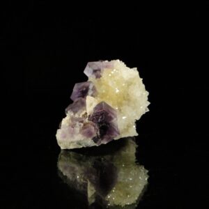 Ce sont des cubes de fluorite sur des cristaux de quartz, une pièce pour collectionneur de minéraux.