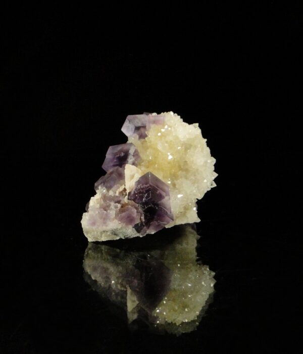 Ce sont des cubes de fluorite sur des cristaux de quartz, une pièce pour collectionneur de minéraux.