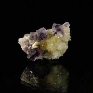 Ce sont des cubes de fluorite sur des cristaux de quartz, une pièce pour collectionneur de minéraux.