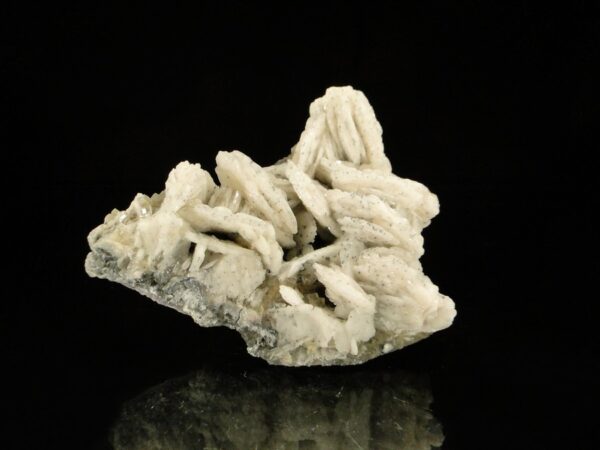 Ce sont des cristaux de baryte avec de la fluorite, c'est une pièce pour collectionneur de minéraux.