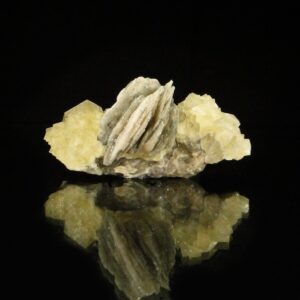 Ce sont des cristaux de baryte avec de la fluorite, c'est une pièce pour collectionneur de minéraux.