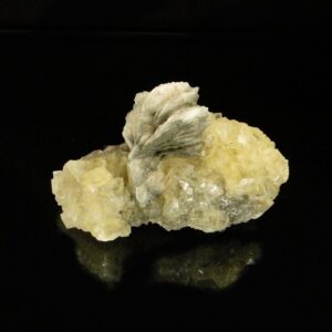 Ce sont des cristaux de baryte avec de la fluorite, c'est une pièce pour collectionneur de minéraux.